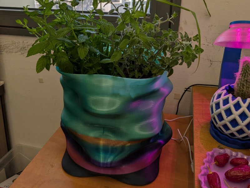 Quadratic Wave Crown vase preview